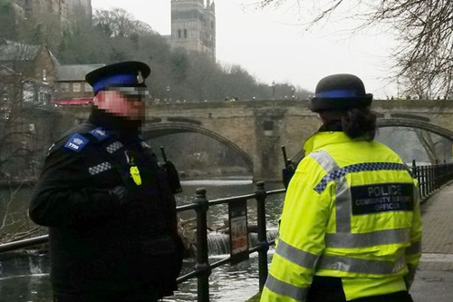 英国醉汉假扮警察“巡逻”搞破坏被真警察拘留