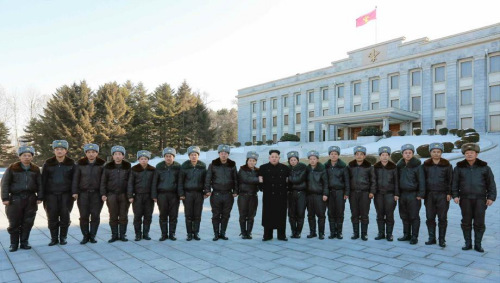 金正恩同飞行员合影称应进行高强度飞行训练(图)