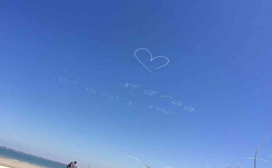 澳男子雇飞机在天空写下“嫁给我”浪漫求婚(图)