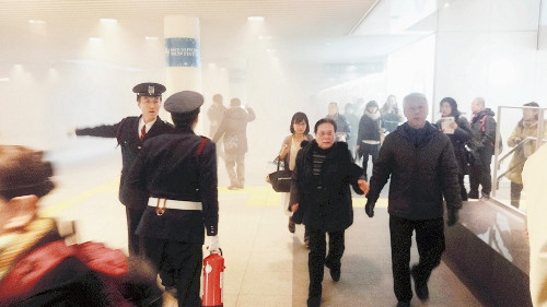 日本大楼失火殃及地下通道浓烟致多人避难受伤