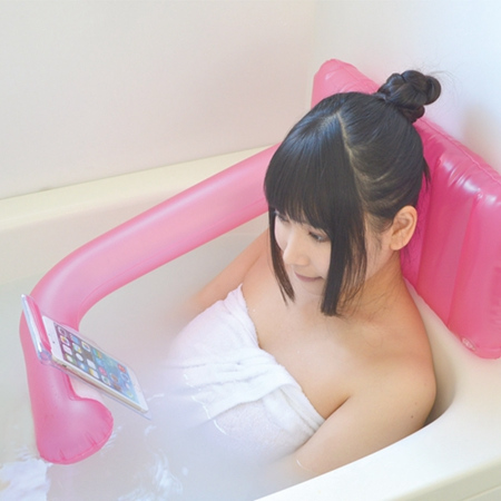 日本推出泡澡专用手机架让你边洗边玩手机(图)