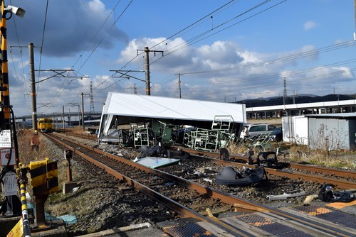 日本一JR列车与大卡车相撞12人伤1人生命垂危