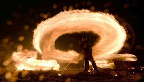 日本秋田举行“火祭”烈焰下祈愿五谷丰登(图)