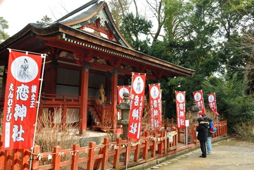 日本“爱情神社”情人节大热民众求好姻缘(图)