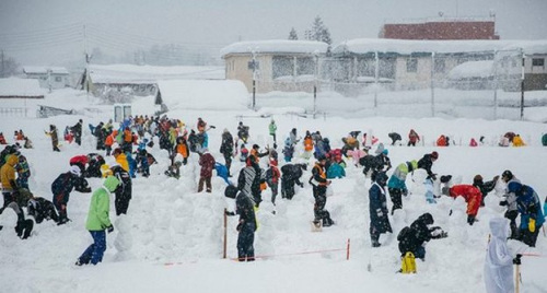 日本堆雪人活动破世界纪录堆出1585个雪人(图)