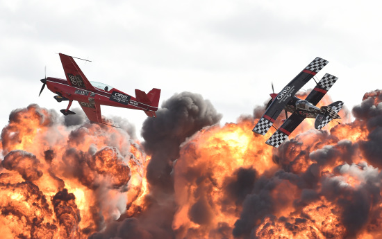 澳洲航空展出现惊险“爆炸”场面系特技表演(图)
