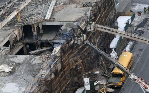 ŦԼ������һ���ڽ�¥������̮��һ�����ˣ�ͼ��