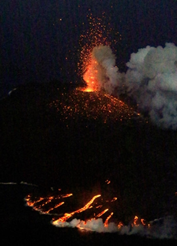 日本西之岛火山活动频繁熔岩入海场景壮观(图)