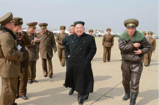 金正恩乘专机视察空军部队向飞行员家属赠礼物