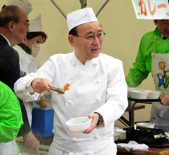 日本自民党干事长“卖”关东煮寓意控制自我