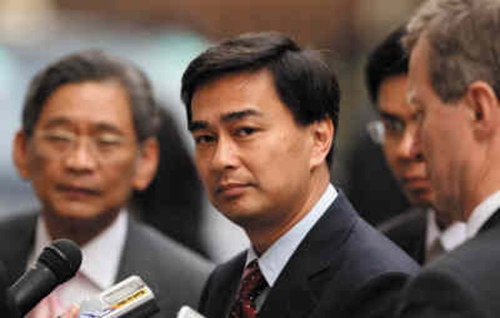被控违规武力驱散红衫军泰前总理阿披实遭调查