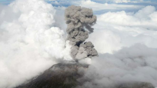 哥斯达黎加火山大规模喷发火山灰喷至千米高空