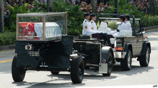 李光耀灵柩运抵新加坡国会大厦民众排队哀悼
