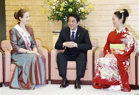安倍在官邸欣赏樱花寄愿经济景气扩散全国(图)