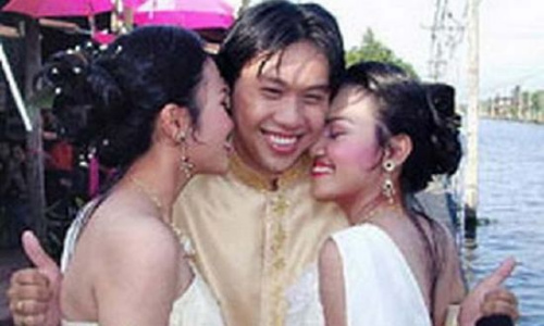 青梅竹马难离分泰国男子把双胞姐妹娶回家(图)