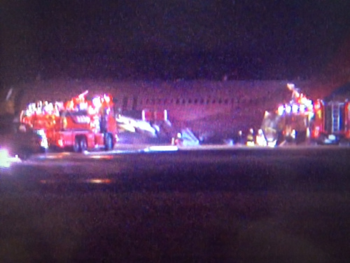 韩亚客机在日本广岛机场冲出跑道20余人轻伤