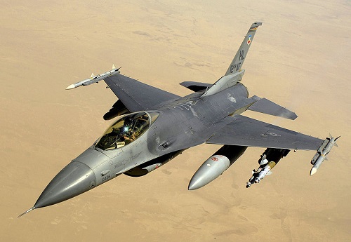 ӡ��F-16ս�����ǰ���ðŨ�̼�ʻԱ�ɹ�����