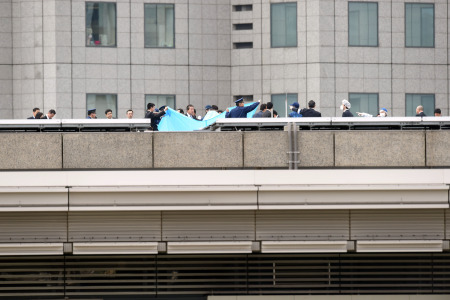 日本首相官邸屋顶发现小型无人机携带摄像头(图)