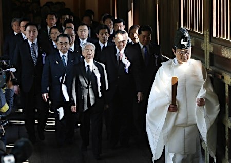 日媒:百余日本国会议员集体参拜靖国神社