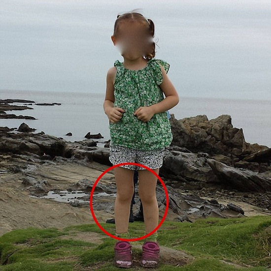 灵异现象?女童坟旁拍照背后现无身大脚(图)