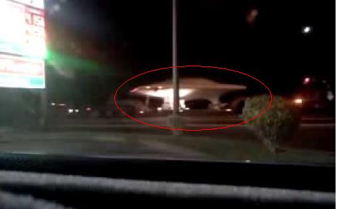 飞碟?美国神秘51区卡车趁夜色运载疑似UFO(图)