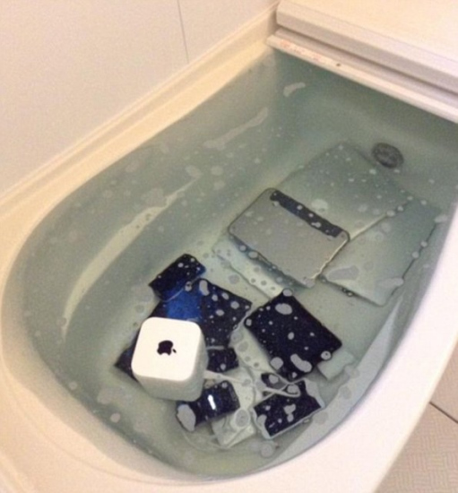 出轨的代价：女子怒将男友所有苹果产品扔浴缸（图）