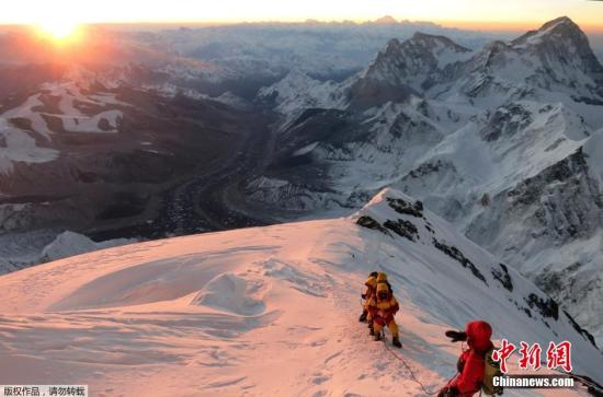 美媒:尼泊尔8.1级地震致珠穆朗玛峰发生雪崩