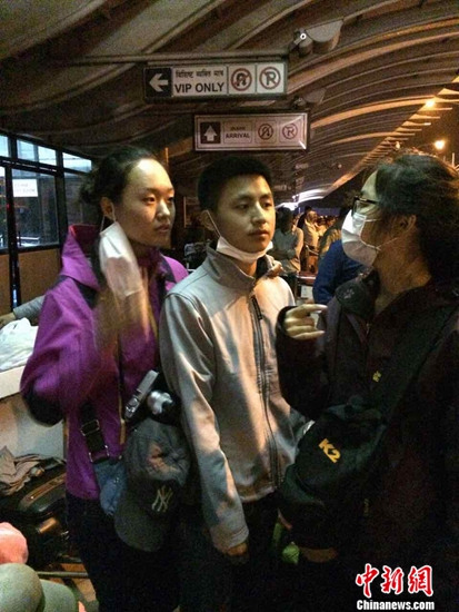 尼泊尔余震+降雨:机场人满为患