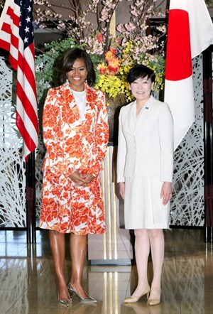 安倍夫人在美参观小学自曝烦恼时抱紧樱花树