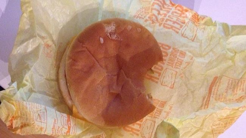 情侣买汉堡发现被人咬掉一块误以恶作剧拒绝补偿