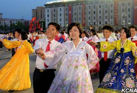 朝鲜欢庆劳动节:举行艺术表演和民俗游戏(图)