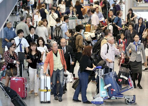 日本迎五一假期返程高峰成田机场人流拥挤(图)