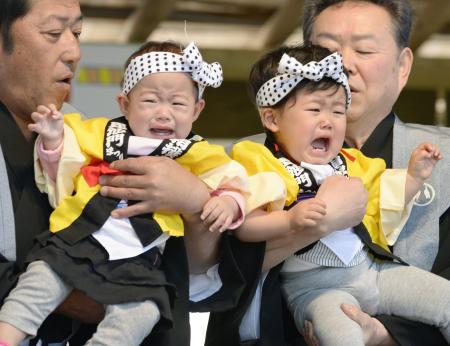 日本举办宝宝“比哭”大赛为孩子健康祈福(图)