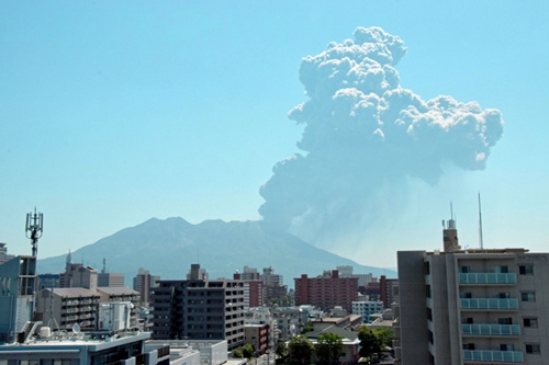 日本樱岛火山喷发烟云喷薄而出场景壮观(图)