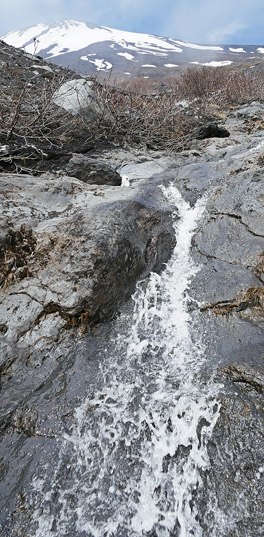日本富士山积雪融化山腰处现“幻之瀑布”(图)