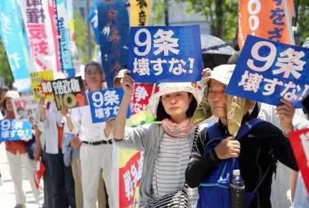 日本民众集会反对新安保法案高呼保护和平宪法