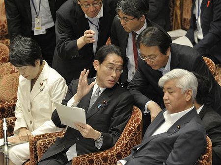 日本审议新安保法案三大在野党中途离场抗议