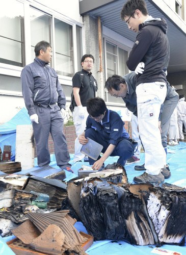 日本大地震灾区一处政府大楼失火珍贵资料被毁