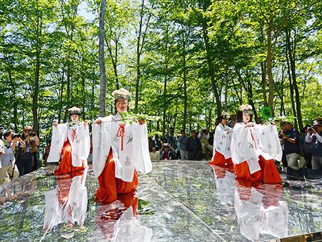 日本一神社专门祭祀空气小学生扮巫女起舞(图)