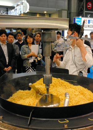 日本推出特色食品机器3分钟制百人份炒饭(图)
