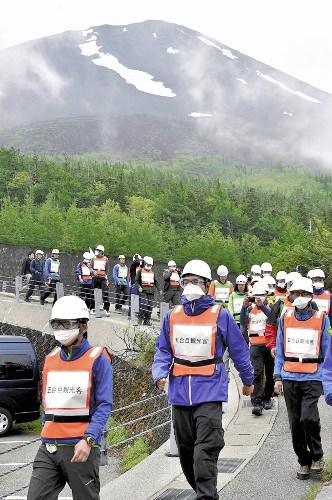 针对火山喷发日本富士山开展人员撤离演练(图)
