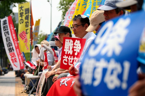 数百日本民众烈日下静坐抗议政府安保法案(图)