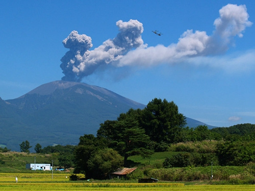 日本浅间山有火山喷发迹象附近降下火山灰