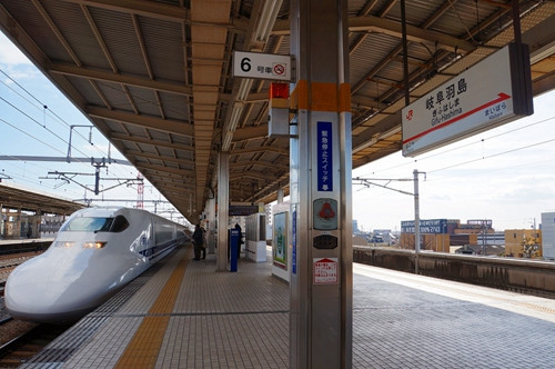 中国女子进入日本新干线线路致4300人出行受阻