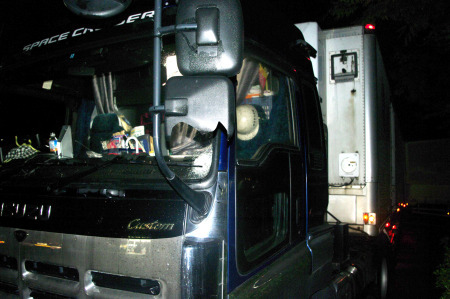 日本一高速路往来车辆遭投石袭击30辆车中招