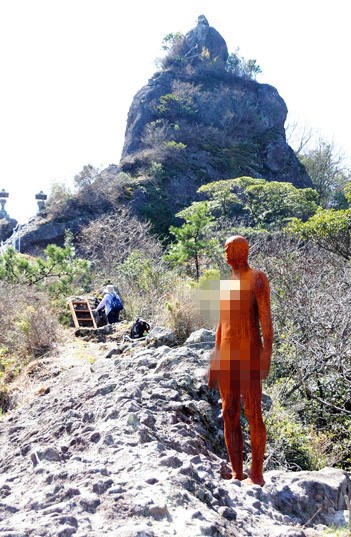 日本一修行之所现裸体雕像民众意见不一(图)