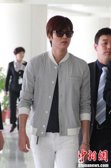 李敏镐是肉食派最爱烤肉搭配黄油拌饭泡菜卷汤面