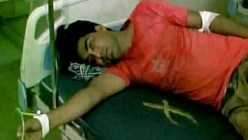 印度一记者因揭黑遭围殴被绑至摩托车拖行100米