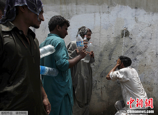 巴基斯坦遭遇热浪致近700人死亡进入紧急状态