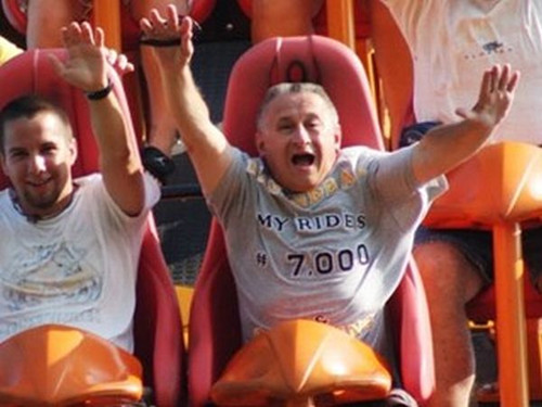 美国73岁老翁6年间搭过山车1.2万次